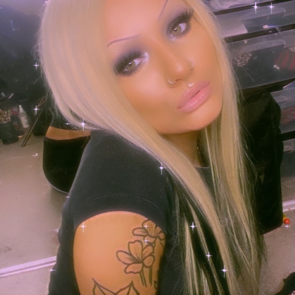 Meet your Posher, Carly - Picture 1 of 3